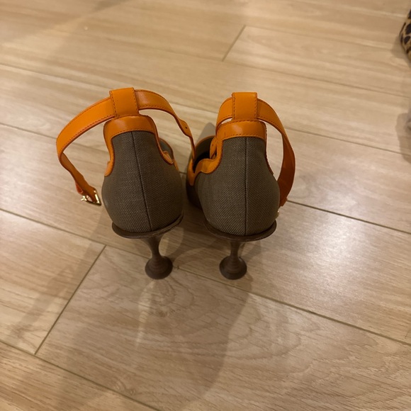 Burberry heels - Picture 2 of 4